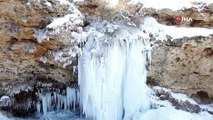 Erzincan ve Bayburt’ta soğuktan araç camları buz tuttu
