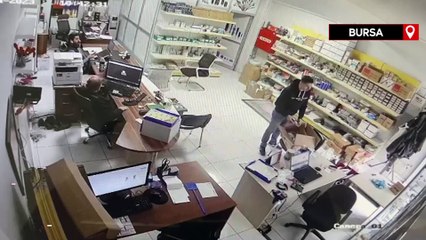 Bursa'da depremde esnafın kaçış anı kamerada