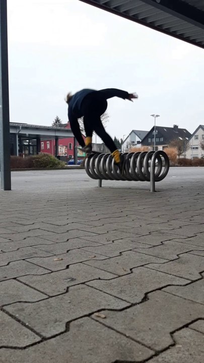 Skateboard, Anne kleines Hoppala am Fahradständer