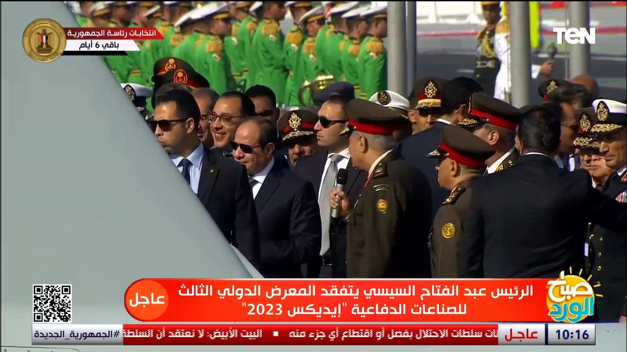 الرئيس السيسي يستمع لشرح مفصل عن أول طائرة مصري...