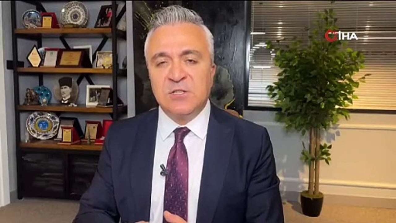 Canlı yayın esnasında depreme yakalandı