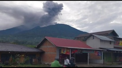 L'eruzione del vulcano Marapi in Indonesia: 11 escursionisti morti