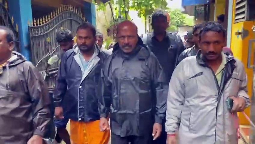 நீர் தேங்கிய பகுதிகளில் ஆய்வு செய்து பொதுமக்களுக்கு உணவு வழங்கிய அமைச்சர் சுப்பிரமணியன்