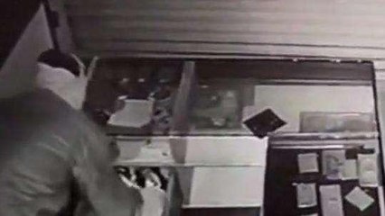 वारदात: ज्वेलर्स दूकान पर हुई चोरी,CCTV में कैद,देखें Video
