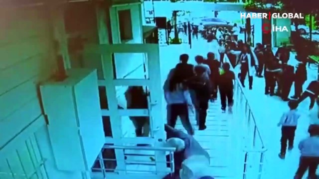 Yalova'da depreme okulda yakalanan öğrencilerin tahliye anı kameralara yansıdı