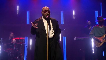 Teddy Swims chante son tube "Lose Control" en live