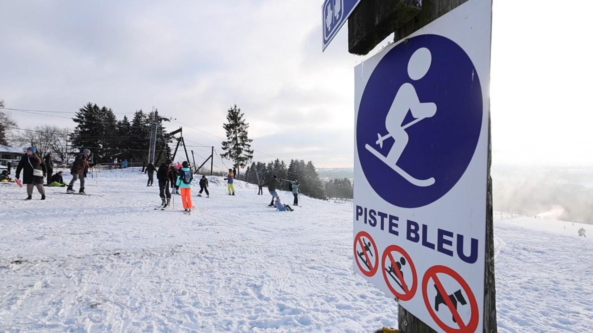 Les pistes de luge et de ski alpin ouvertes à Ovifat grâce au canon à neige  - Vidéo Dailymotion