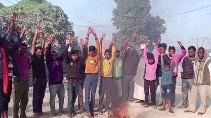 बेतिया: डायवर्सन नहीं बनने से नाराज ग्रामीणों ने सड़क पर आगजनी कर किया प्रदर्शन, देखिए