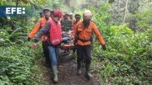 Once alpinistas fallecidos y doce desaparecidos tras la erupción de un volcán en Indonesia