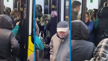 Kartal'da otobüste 2 yolcu arasındaki kavga kamerada 