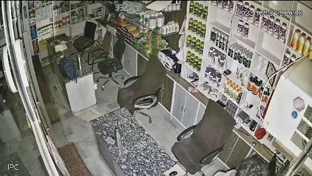 एक के बाद एक तीन दुकानों के ताले तोड़े, घटना सीसीटीवी कैमरे में कैद