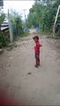 Hondureños caminan entre miles de sapos y ranas en Choloma