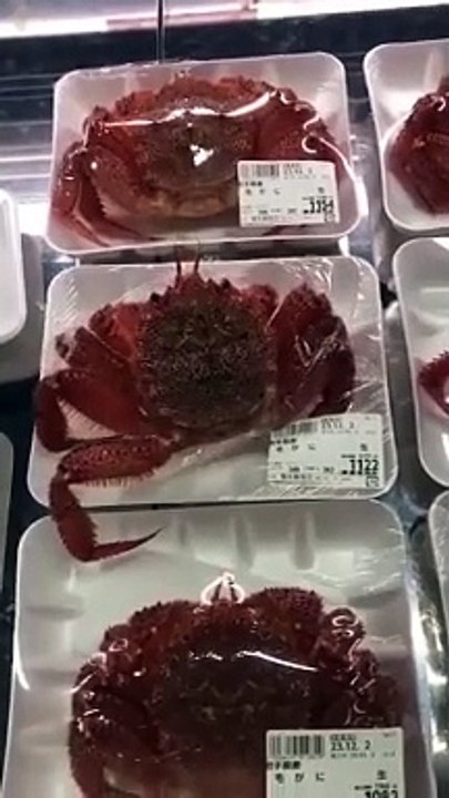 El inquietante vídeo de unos cangrejos envasados vivos en un supermercado