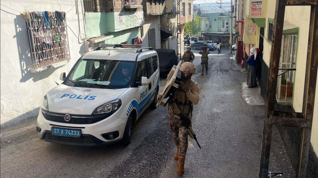 Polise ateş açıp kaçtı; özel harekat evde etek giymiş halde yakaladı