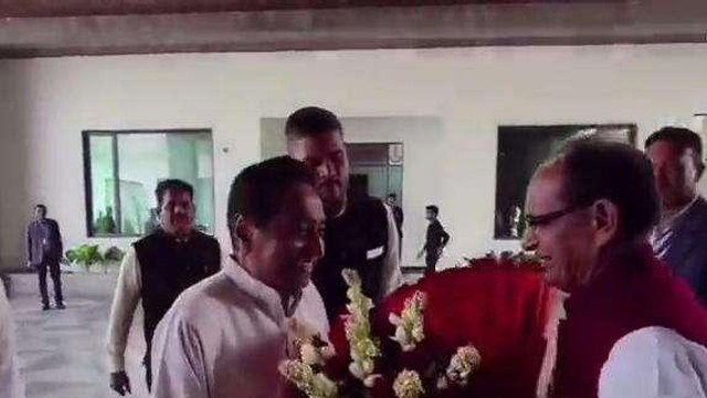 CM शिवराज के घर पहुंचे कमलनाथ, मिलाया हाथ और कही ऐसी बात की..