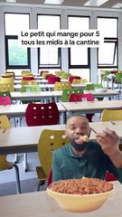 Le petit à la cantine qui mange pour 5