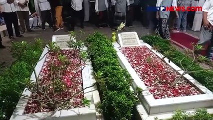 Скачать видео: Mahfud MD  Didampingi HT Ziarah ke Makam Syekh Muhammad Muhajirin sebelum Lakukan Dialog Kebangsaan