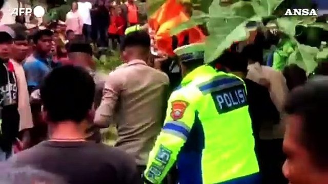 Indonesia: piogge torrenziali causano frana, le operazioni di soccorso