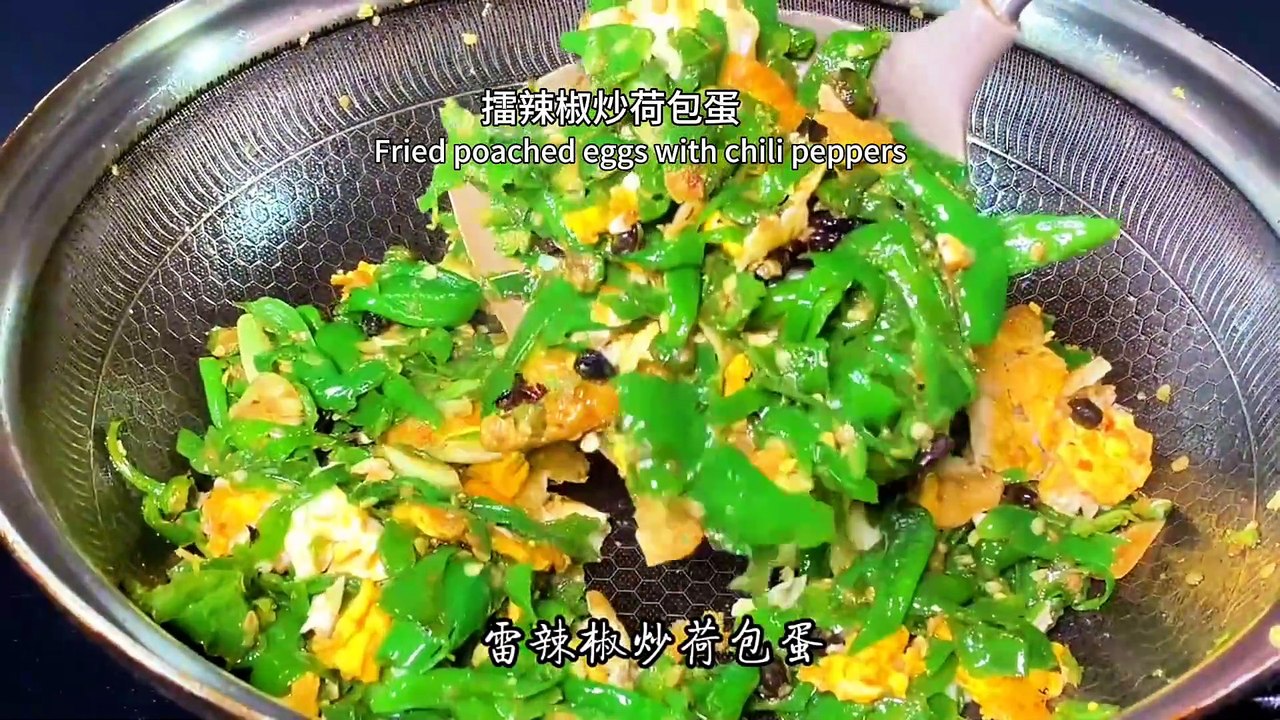 Stir fried eggs with chili peppers, smooth and nutritious, fresh and spicy, and delicious.