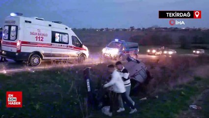 Takla atan aracın altından sağ çıktı, arkadaşını sırtına alıp poz verdi