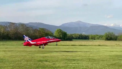 Gigantische BAE Hawk beim Erstflug mit Fahrwerksproblemen