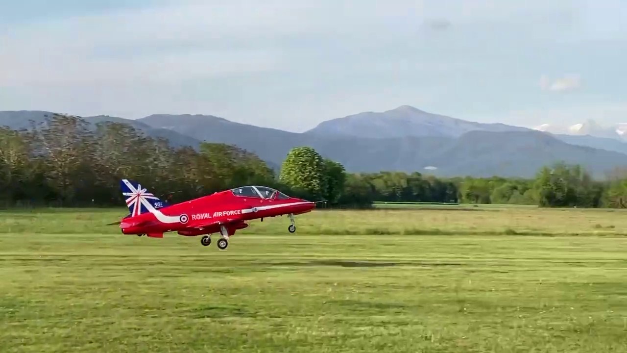 Gigantische BAE Hawk beim Erstflug mit Fahrwerksproblemen