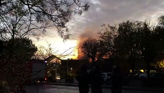 Vitrolles : un entrepôt de feux d'artifice en feu