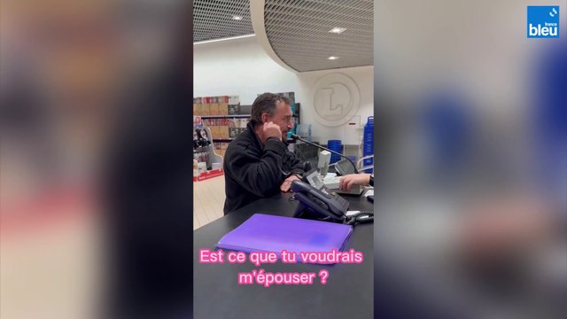 Demande en mariage au Leclerc Saintes Les Coteaux