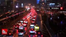 İstanbul'da yağışlı hava birlikte trafik yoğunluğu oluştu