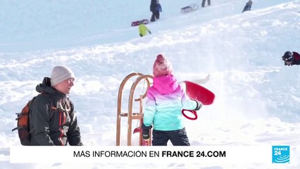 Habitantes de Europa Central dan la bienvenida a la Navidad en medio de una tormenta de nieve