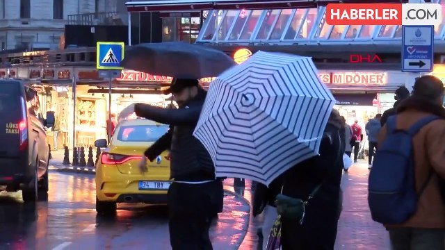 İstanbul'da Yağmur ve Fırtına Trafiği Felç Etti