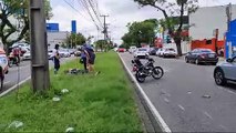 Motociclista quebra braço e morador em situação de rua fica gravemente ferido após acidente no Parolin