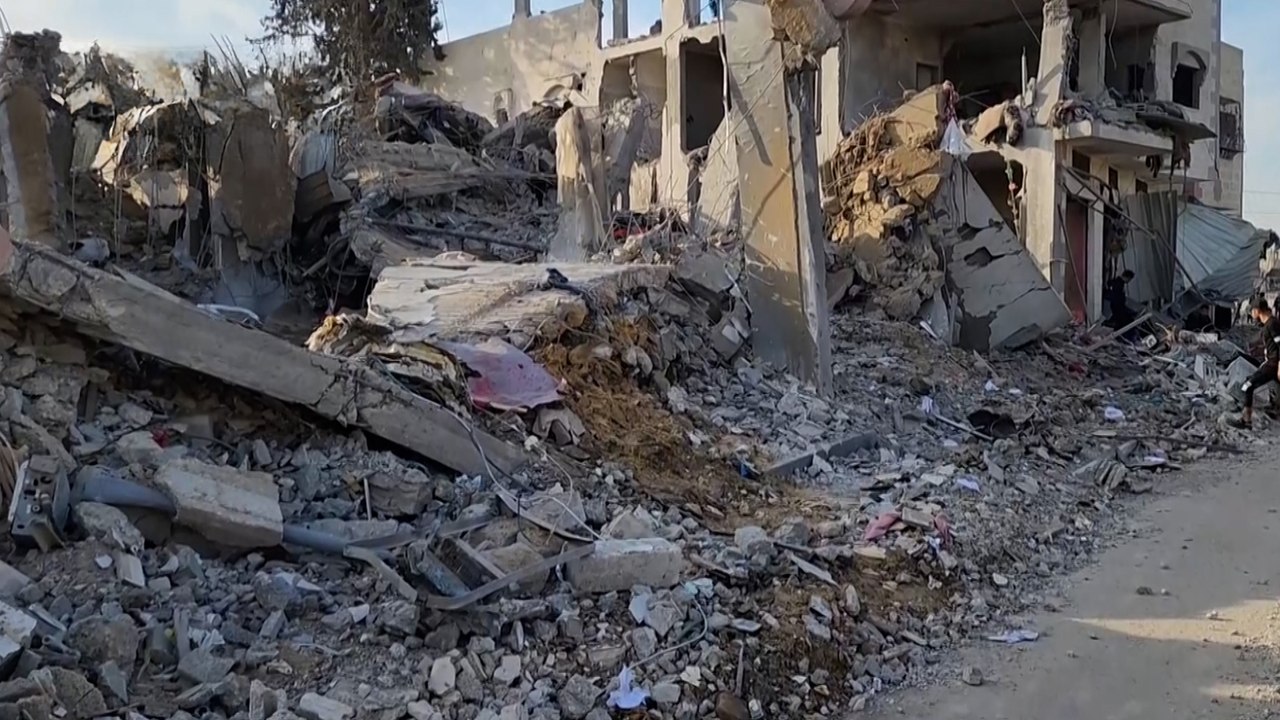 أصبح حفرة.. طيران الاحتلال يقصف مبنى ملاصق لمستشفى المعمداني