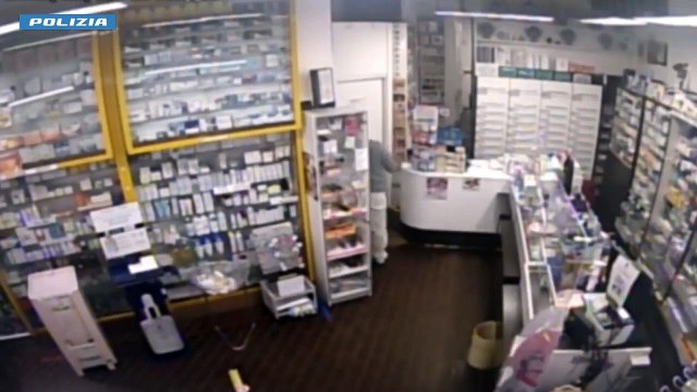 Rapina un supermercato ma trova la Polizia all'interno: arrestato un 48enne a Milano