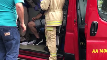 Homem fratura a clavícula ao escorregar no piso