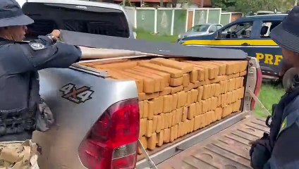 Momento em polícia apreende caminhonete com uma tonelada de maconha