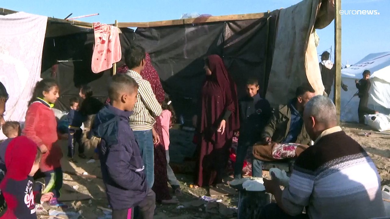 "هو ذلّ.. لم ننم من شدة البرد".. نازحون فلسطينيون يروون معاناتهم في منطقة المواصي القاحلة برفح