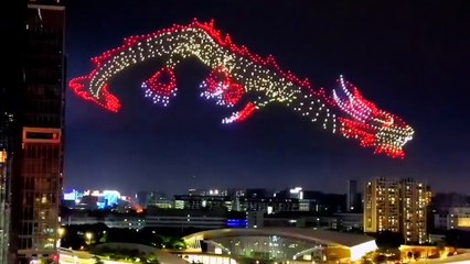 Tải video: video de un dragón realizado con drones en Shenzhen, China.