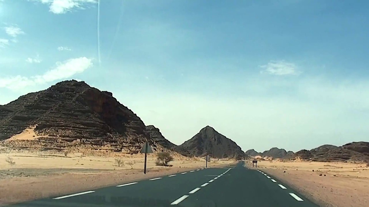 Paysages Sahara algérien , route de Djanet مناظر من صحراء ضواحي جانت ...