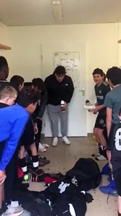 Cri de guerre des u13 après la victoire contre La Roche-Maurice