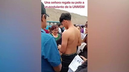 Postulante de la UNMSM casi es rechazado por prenda inapropiada, pero recibe un polo de regalo
