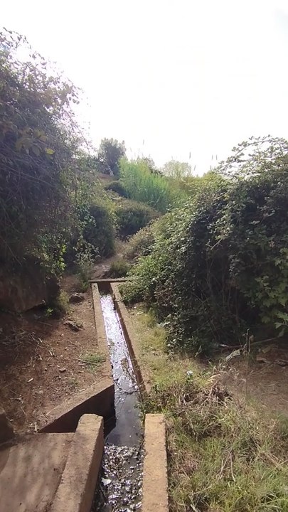 Maroc | Berkane | Montagnes Beni Zanasen | L'eau sort des montagnes