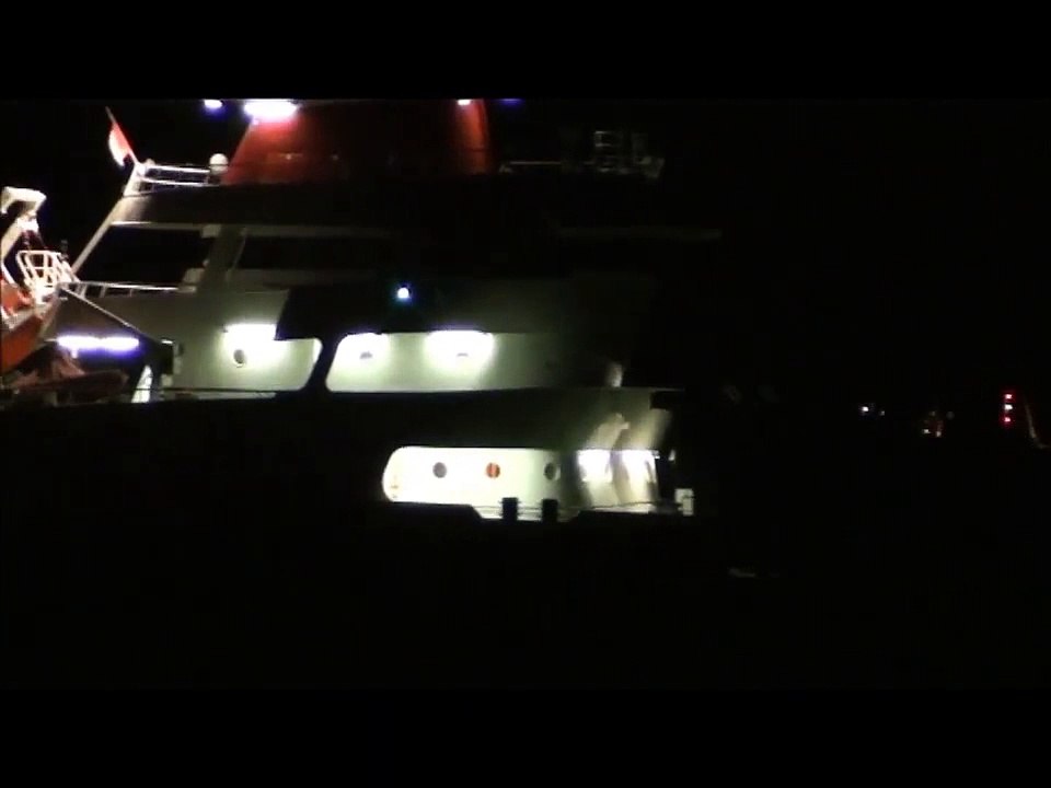 Nieuwpoort 28 (berging Multraship) passeert rede Vlissingen