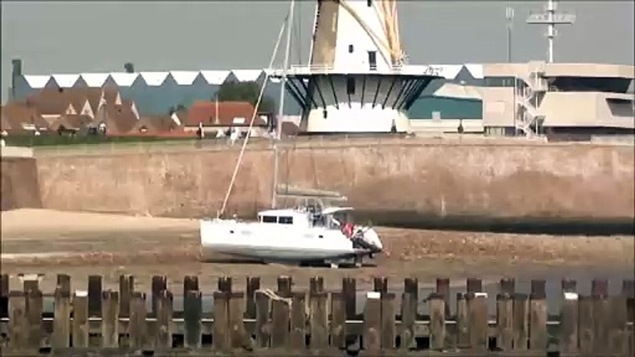 Catamaran op strand bij Oranjemolen Vlissingen