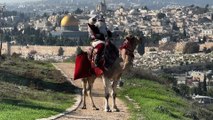 شاهد: فرحة منقوصة ولكن.. سانتا كلوز الفلسطيني يطوف في أنحاء القدس
