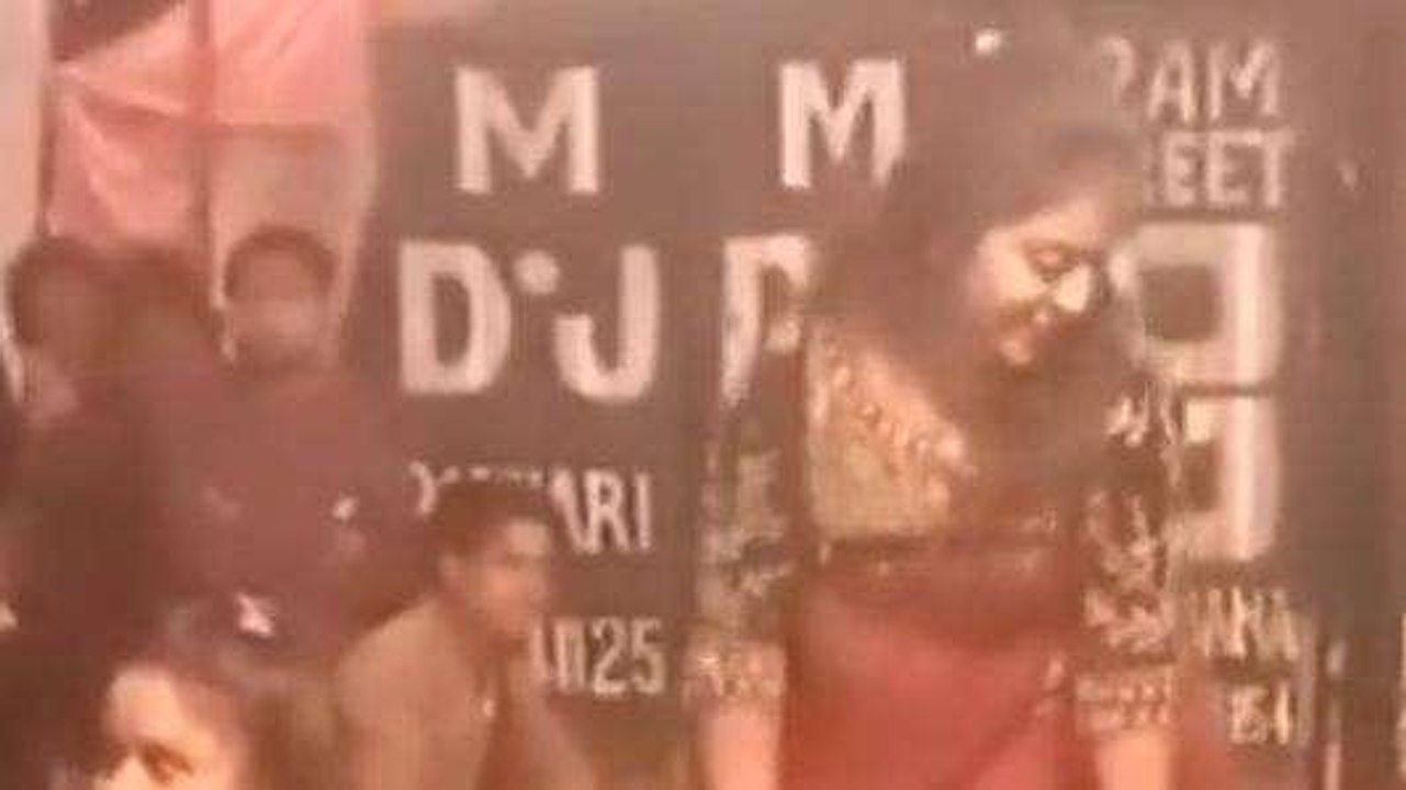 लखीमपुर: बार बालाओं ने अश्लील गानों में लगाए ठुमके,वीडियो वायरल