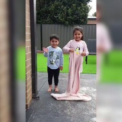 Gördünüz tüm sihirbazlık numaralarını unutun: Kardeşi böyle gizlendi