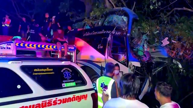 Pelo menos 14 mortos em despiste de autocarro turístico na Tailândia