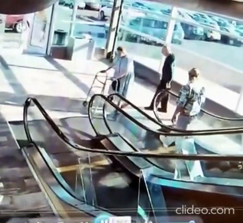 Une mamie veut prendre un escalator par la rampe