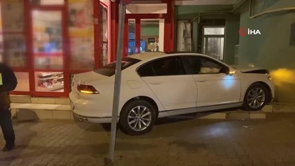 Aracıyla kaldırıma çıkan sürücü alkollü çıktı